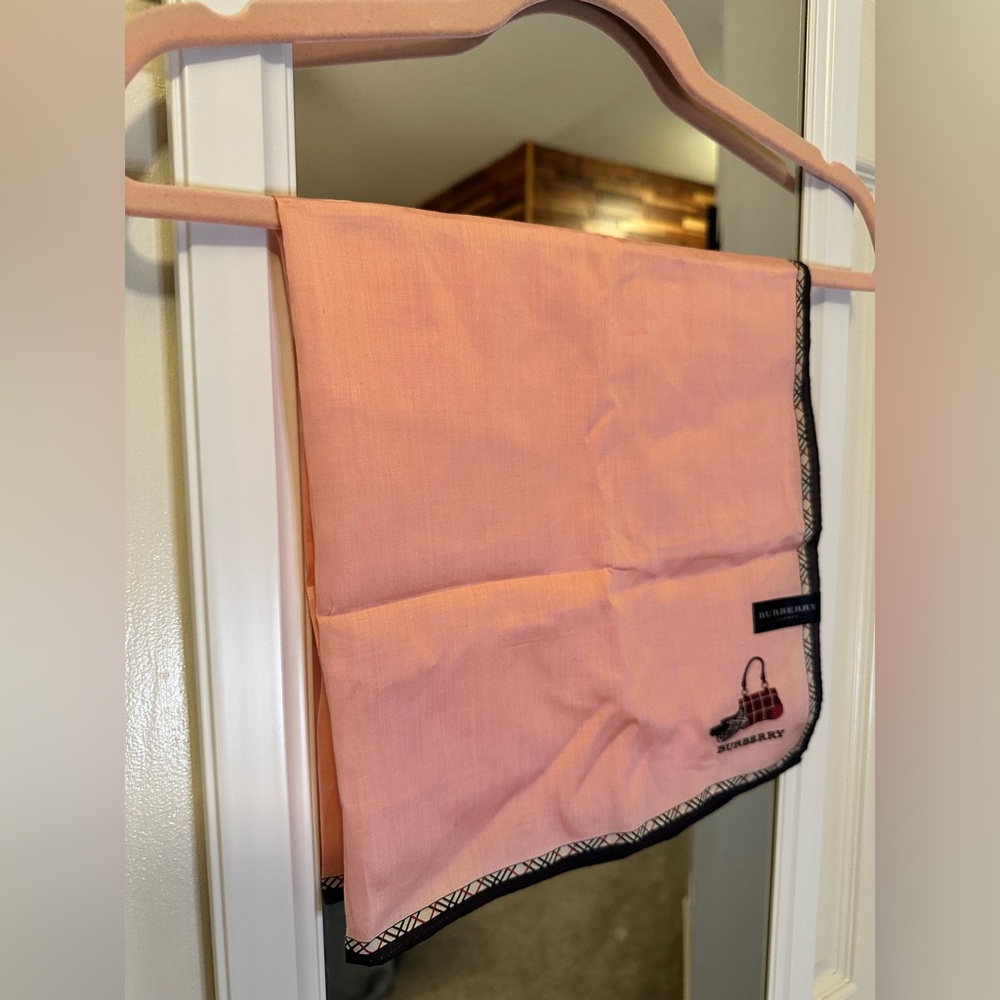 NWOTđź–¤Burberry Scarf Pink/Black - Picture 3 of 11